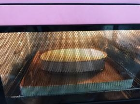 放入预热好的烤箱里130度上下火水浴烤60分钟