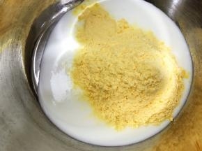 筛入玉米面翻拌均匀