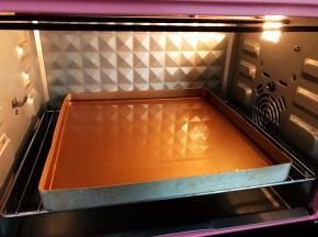 烤盘装入热水，烤箱提前130度上下火预热