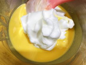 分三次把蛋白跟蛋黄糊混合