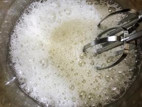 用电动打蛋器中高速打发