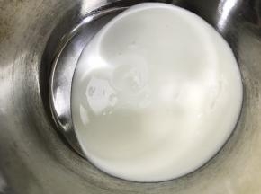 盆里倒入原味酸奶