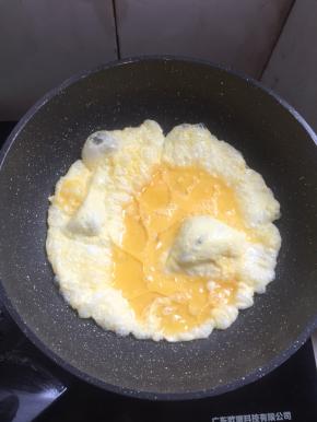 锅烧热倒入适量的油，放入打散的蛋液。