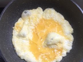 锅烧热倒入适量的油，放入打散的蛋液。