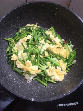 放入韭菜苔翻炒均匀。
