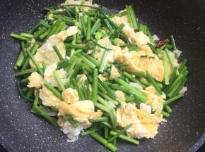 放入韭菜苔翻炒均匀。