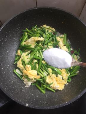 放入适量的盐翻炒片刻。