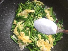 放入适量的盐翻炒片刻。