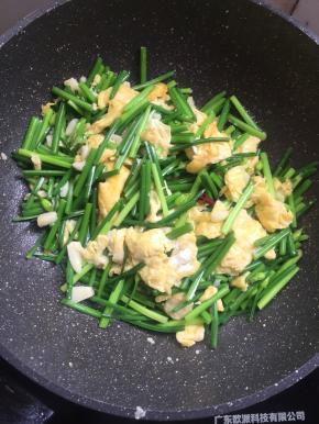 一盘简单又好吃的韭菜苔炒鸡蛋就做好啦！