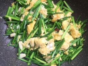 一盘简单又好吃的韭菜苔炒鸡蛋就做好啦！