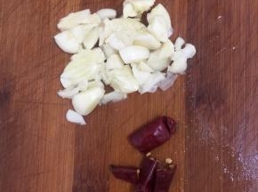 蒜瓣剥皮拍碎，干辣椒切成段儿备用。