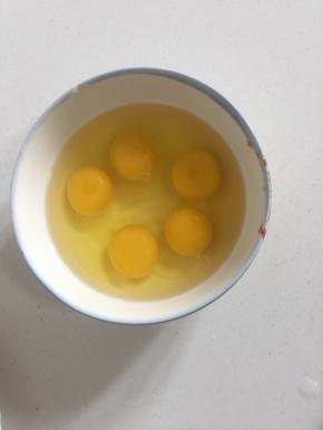 鸡蛋磕入碗中，用筷子打散备用。