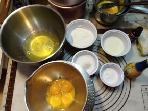 首先把全部材料称量准备好，选用冷藏的鸡蛋，蛋白跟蛋黄分离。