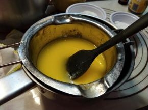 先把黄油隔热水融化成液体。