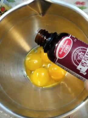 蛋黄加香草精以后搅匀。