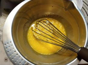 然后把蛋黄跟之前的液体混合搅匀。