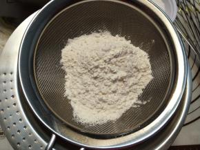 称量好的低筋面粉反复过筛两次，以增加空气含量，如果有双层筛网可以直接筛入液体内。