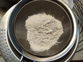 称量好的低筋面粉反复过筛两次，以增加空气含量，如果有双层筛网可以直接筛入液体内。