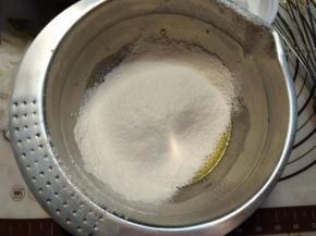 取出手抽，倒入筛好的面粉，Z字搅拌，干粉看不到的时候，快速的继续划Z字，记得把边缘刮干净，然后放置一旁静置，让气泡出来，不要动，面糊会比较细滑。