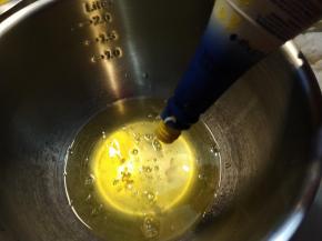 蛋白加入几滴柠檬汁，打蛋器打至鱼眼状，开始加入三分之一的细砂糖，待细砂糖完全消失，看不到颗粒再加入三分之一细砂糖，依此加入最后的细砂糖，直至打发到打蛋盆倒扣完全不动就可以了。