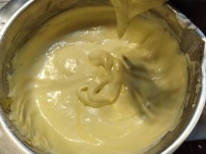 取出准备好的蛋黄糊，加入三分之一的蛋白霜，翻拌的方法把蛋白带进去，搅拌的过程中一定不要抬高把空气但进去哦，看不到蛋白霜后再加入三分之一的蛋白霜加入，同样的方法拌匀，然后倒回蛋白霜的盆内，仍用之前的方法拌匀。