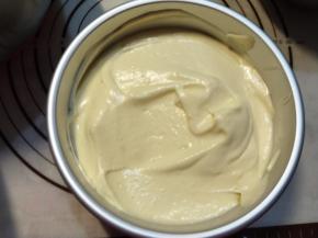 准备好的面糊倒入模具后，是不流动的，用脱模刀简单搅动两下摊平，然后放入预热好的烤箱，由于基本整个制作过程只有十来分钟，因此在制作开始的时候就要预热烤箱了，烤箱的具体温度根据自己家烤箱的脾气调整就可以了。