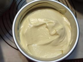 准备好的面糊倒入模具后，是不流动的，用脱模刀简单搅动两下摊平，然后放入预热好的烤箱，由于基本整个制作过程只有十来分钟，因此在制作开始的时候就要预热烤箱了，烤箱的具体温度根据自己家烤箱的脾气调整就可以了。