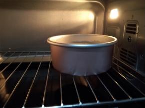 在烘烤过程中一定要随时观察哦，戚风长到最高点，开始微微滑落的时候就代表我们的戚风完全烤透了。