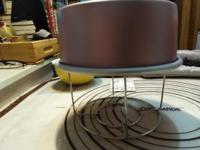 刚出炉的戚风一定要马上倒扣，防止回缩，冷却后脱模，切块即可享用(直接吃已经非常好吃了)。也可以用来制作各种裱花蛋糕。