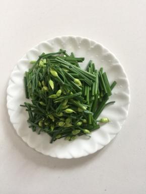 韭菜苔清洗干净后切成段儿备用。