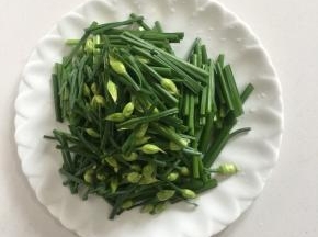 韭菜苔清洗干净后切成段儿备用。