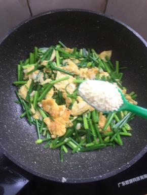 起锅前加入适量的鸡精调味即可。