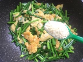 起锅前加入适量的鸡精调味即可。