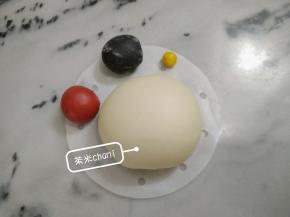 主材料拌匀，揉成光滑面团。
分出三小块面团，分別揉入红曲粉，竹炭粉，南瓜粉。