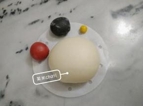 主材料拌匀，揉成光滑面团。
分出三小块面团，分別揉入红曲粉，竹炭粉，南瓜粉。