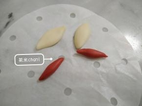取0.8克左右的红曲粉面团，同样搓成两头尖的形状。