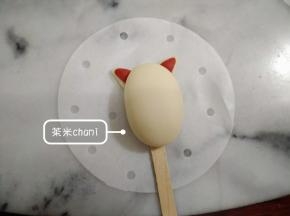 把椭圆形面团粘水放到冰棍棒上，再粘水贴上耳朵。