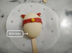 把黄色面团，搓一个小圆，当铃铛。
再用竹炭粉面团装饰一下表情，
夏天室温发酵半小时，冬天烤箱30度发酵半小时，蒸十分钟。