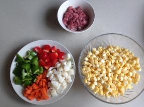 将胡萝卜、青红椒、荸荠切丁，瘦肉切小粒，加入生粉、油、盐、糖和适量水调好味