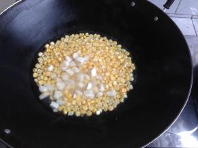 锅下少许油烧热，加入玉米粒、盐和糖，再加入适量的清水，倒入荸荠，盖上锅盖煮8分钟左右