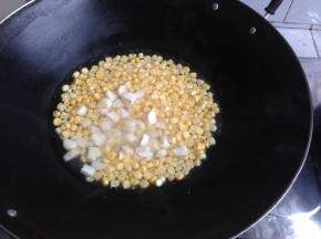 锅下少许油烧热，加入玉米粒、盐和糖，再加入适量的清水，倒入荸荠，盖上锅盖煮8分钟左右