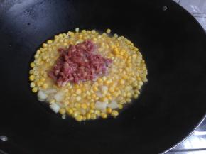 放入瘦肉丁，搅拌一下，盖上锅盖煮5分钟左右