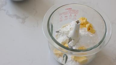 【甜酥挞底】
低粉、软化好的黄油、糖粉、杏仁粉全部加入打碎机