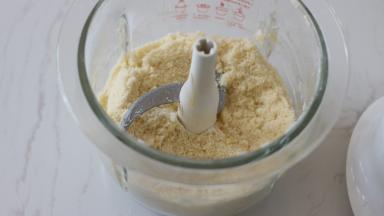 打至黄油完全粉碎成为均匀的粉末状