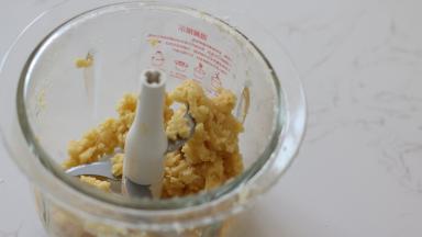 搅拌至成为一团一团的面团即可马上停止