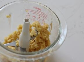 搅拌至成为一团一团的面团即可马上停止