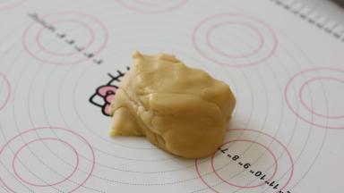 面团取出手动搓匀后收成团