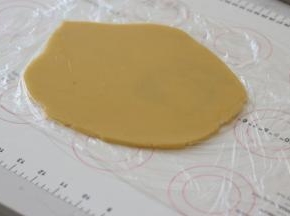放入保鲜膜内用擀面杖擀成薄厚均匀约3mm厚的面片。然后放入冰箱冷藏松弛30分钟