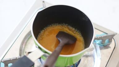 【百香果挞身】
首先将百香果果蓉倒入不粘锅，小火边加热边进行搅拌，加热浓缩至体积约为一半时离火