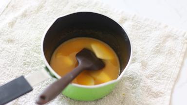 趁热加入提前软化好的黄油，利用余温使黄油融化并混合均匀